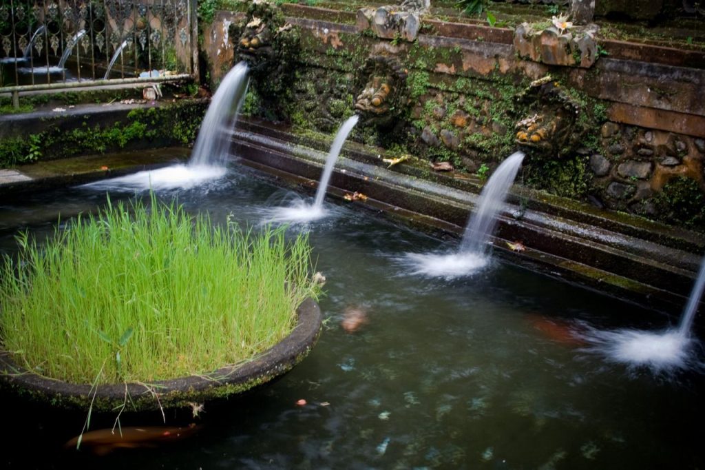 Sacred-water-fountains-at-Tirta-Empul-Temple-in-Bali-Indonesia